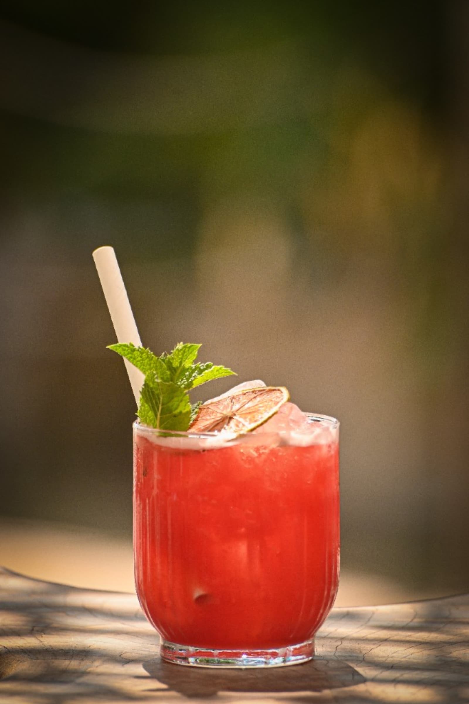 Cocktail rouge frais menthe et agrumes — création bar Paradise