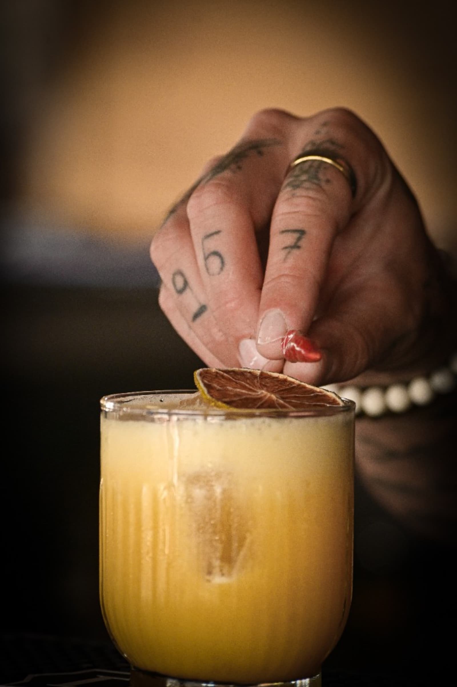 Cocktail épicé garni de piment et agrumes — création du barman Paradise