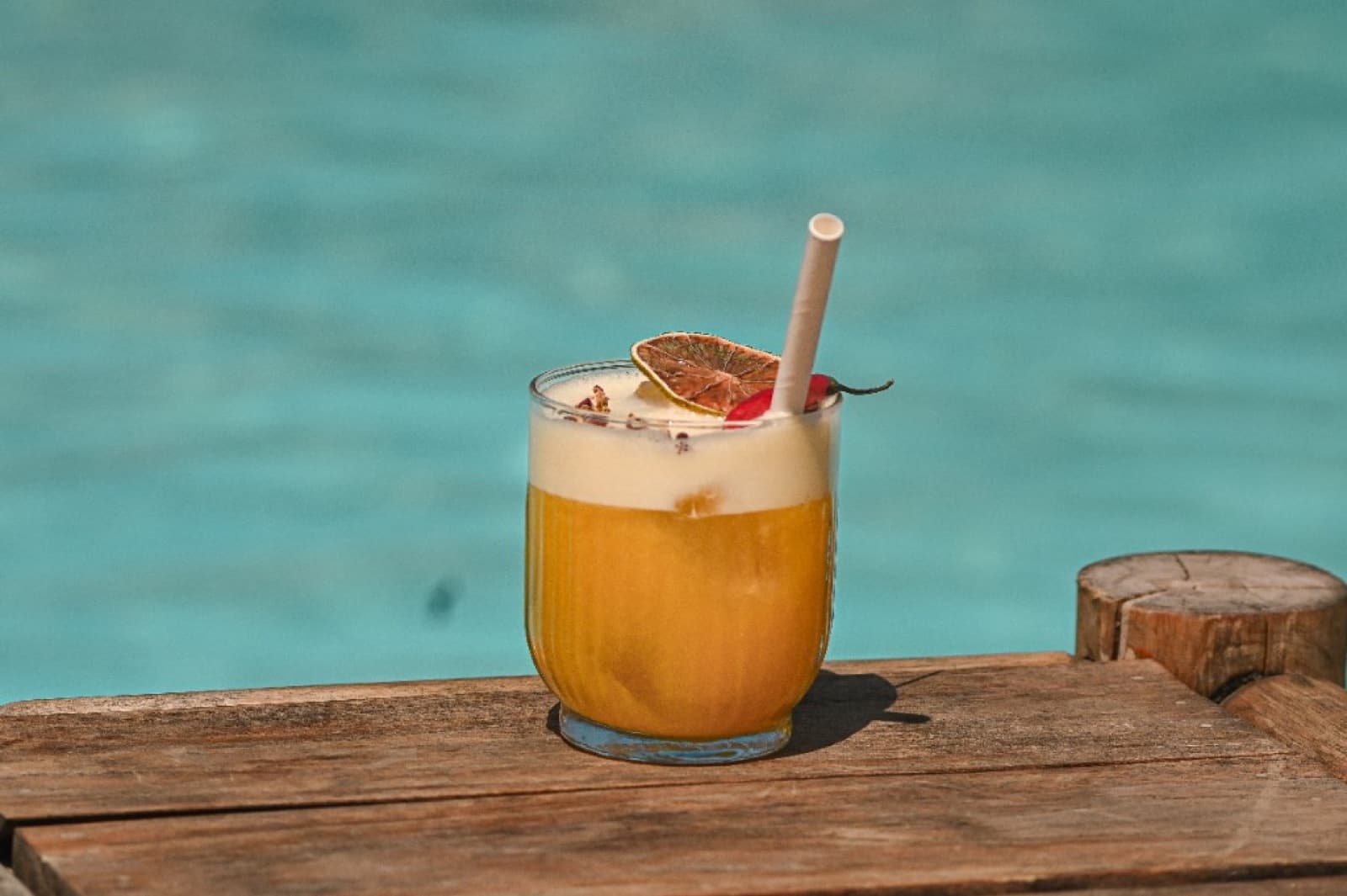Cocktail orange mousseux au bord de la piscine — bar Paradise
