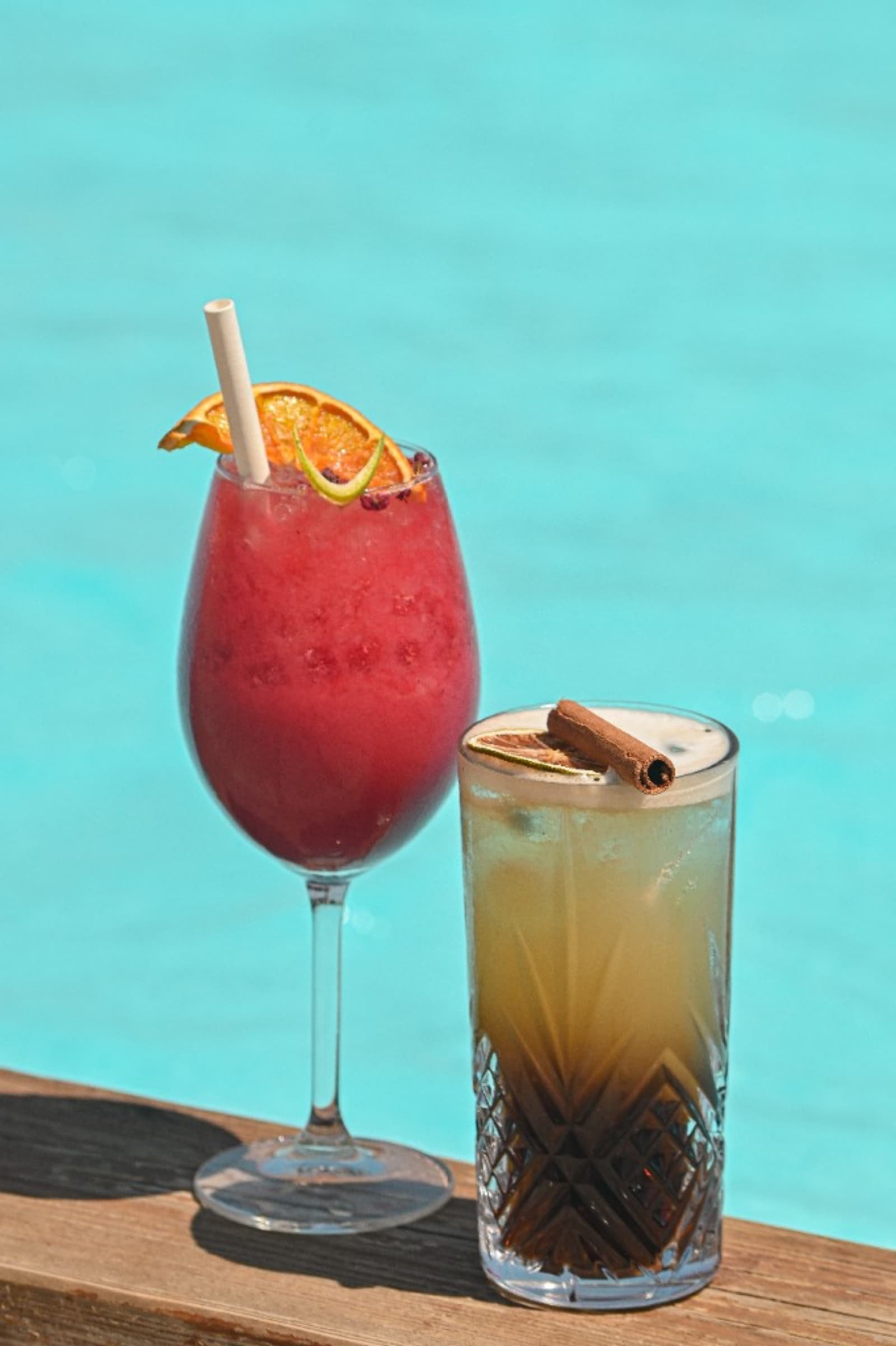 Deux cocktails maison face à la piscine turquoise — La Paillote Paradise