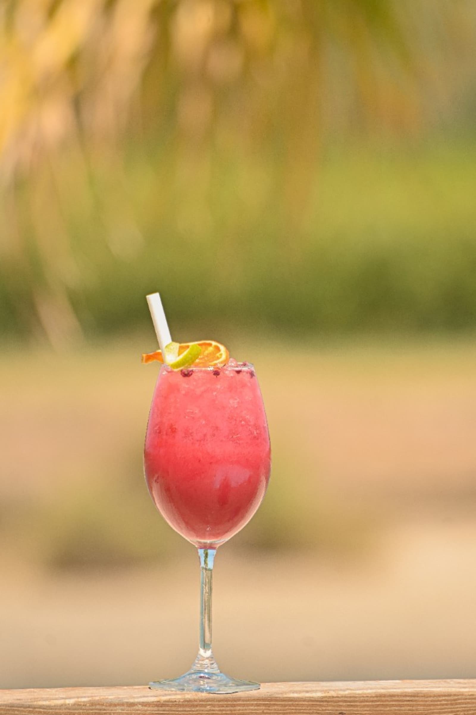 Cocktail fruité rose granité — verre à vin en terrasse