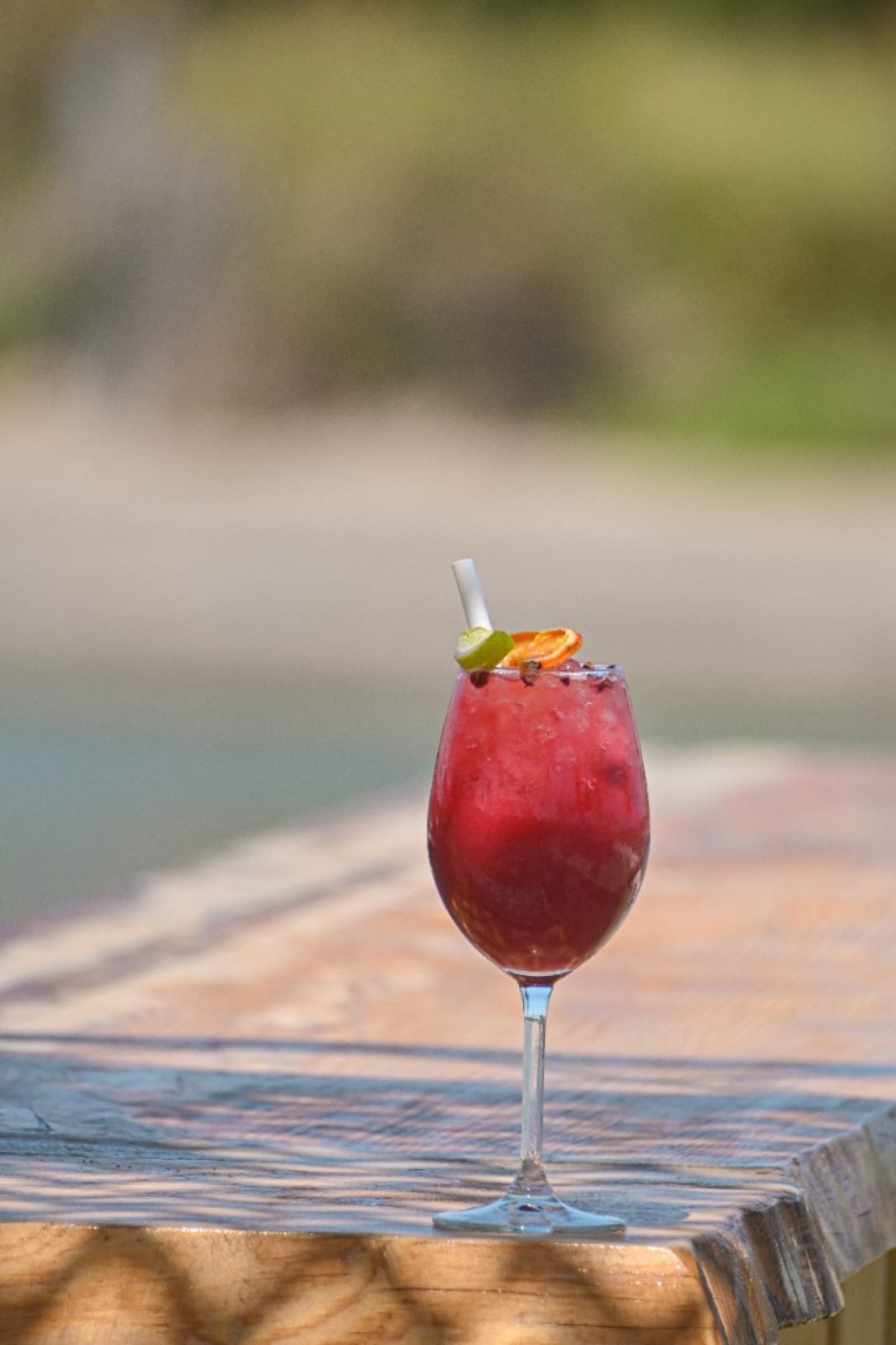 Cocktail rouge glacé au verre à vin — terrasse ensoleillée Camargue