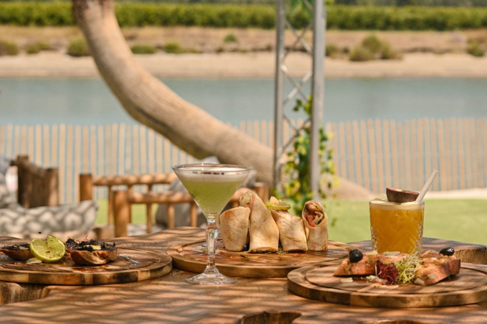 Wraps méditerranéens et cocktail au fruit de la passion — terrasse La Paillote Paradise