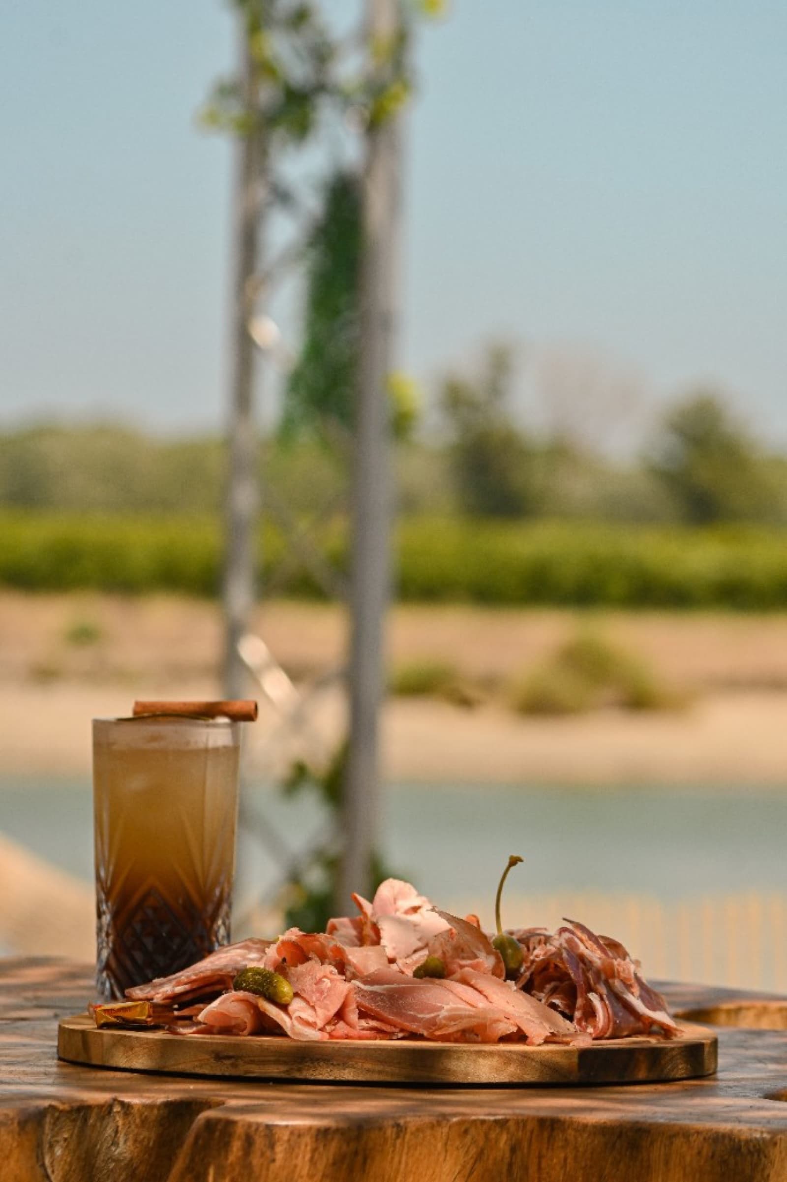 Cocktail vert, bruschetta et wraps sur terrasse ensoleillée