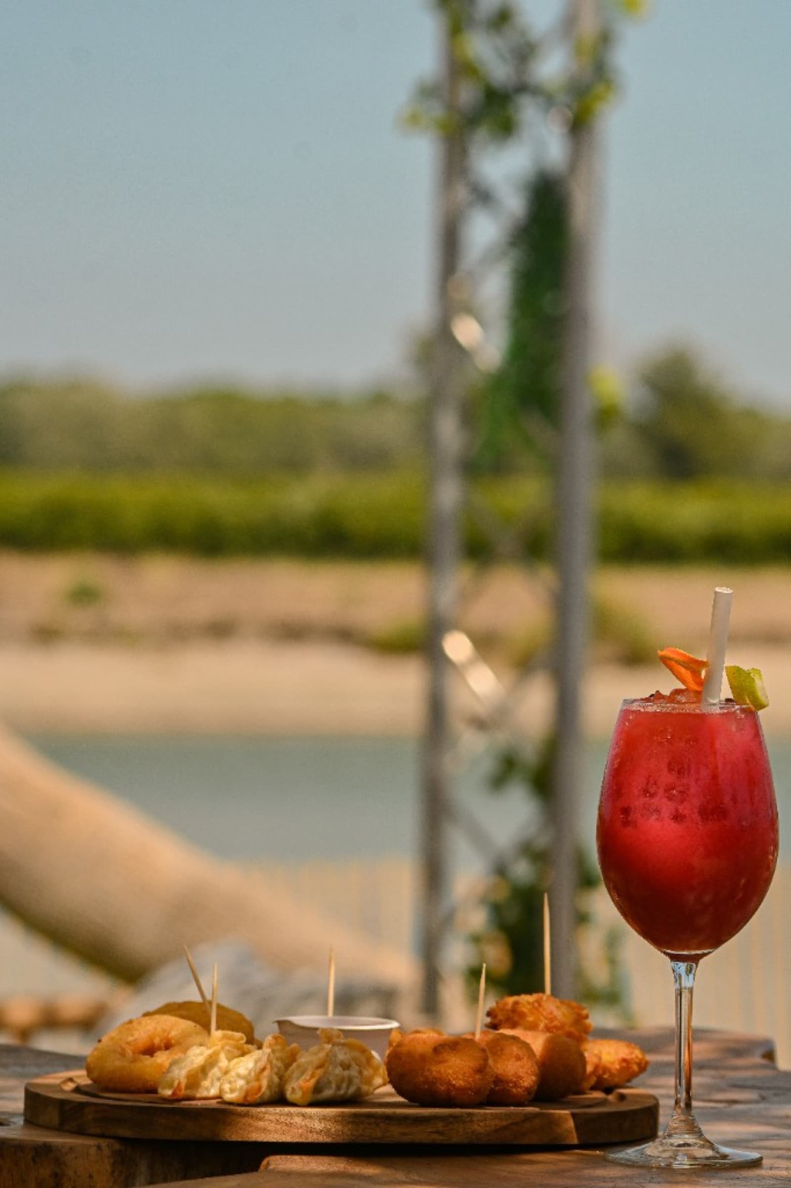 Charcuterie ibérique et cocktail épicé au bord de l’eau