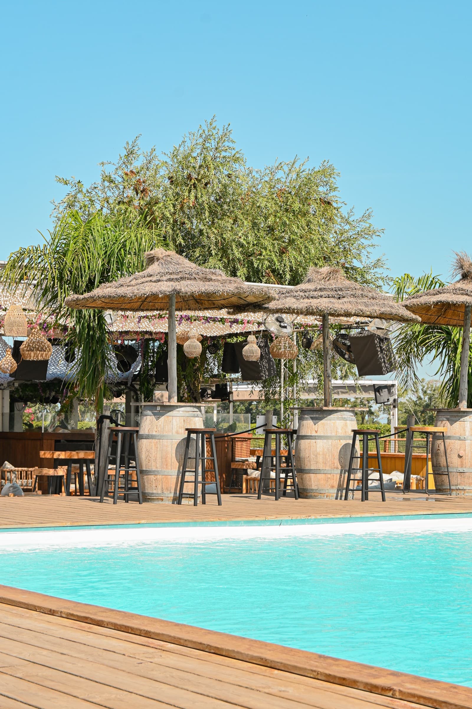 La Paillote Paradise — piscine, transats et paillote au Domaine du Petit Chaumont