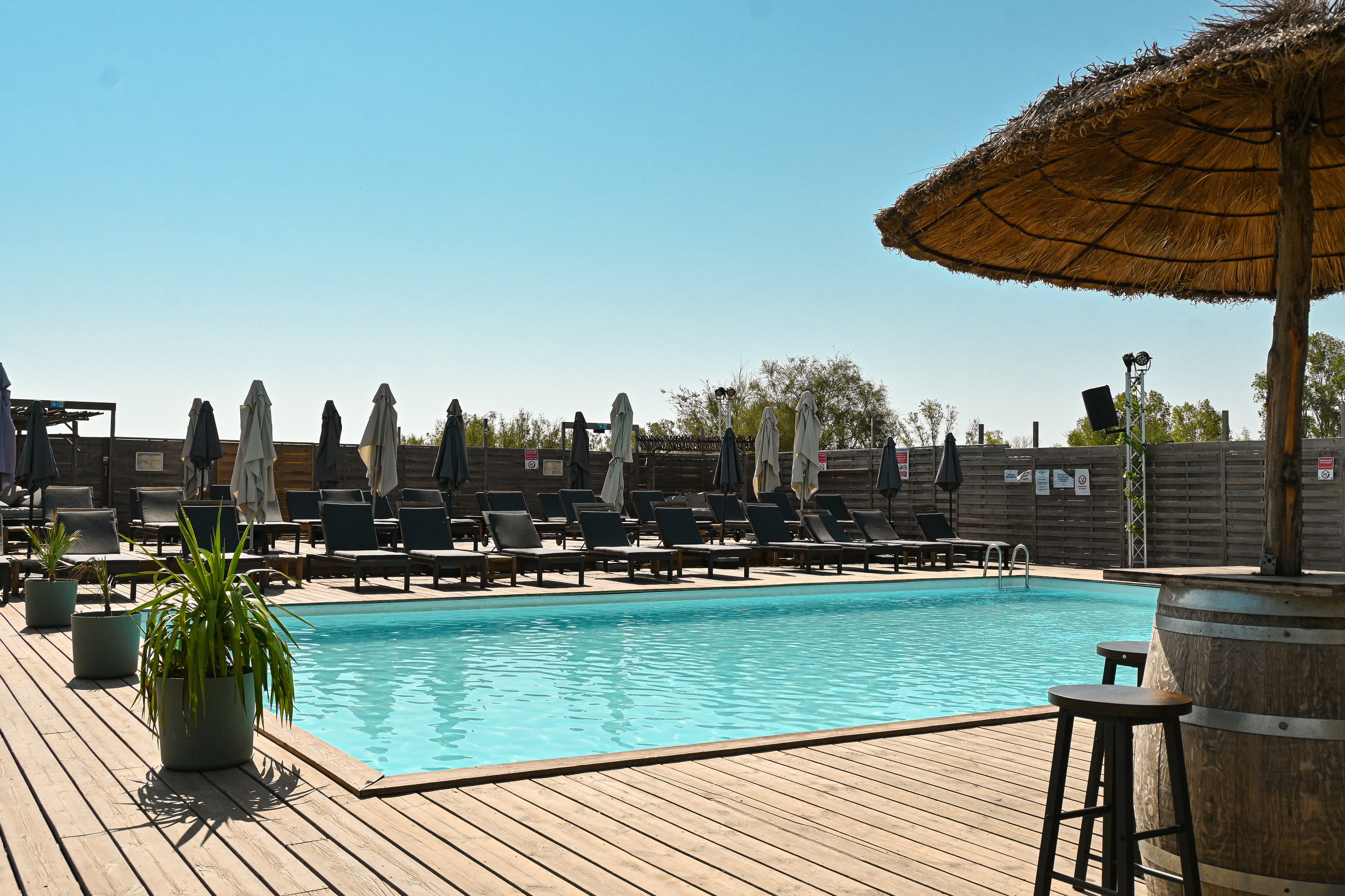 Piscine privée de la Paillote Paradise avec transats et parasols, Aigues-Mortes Camargue
