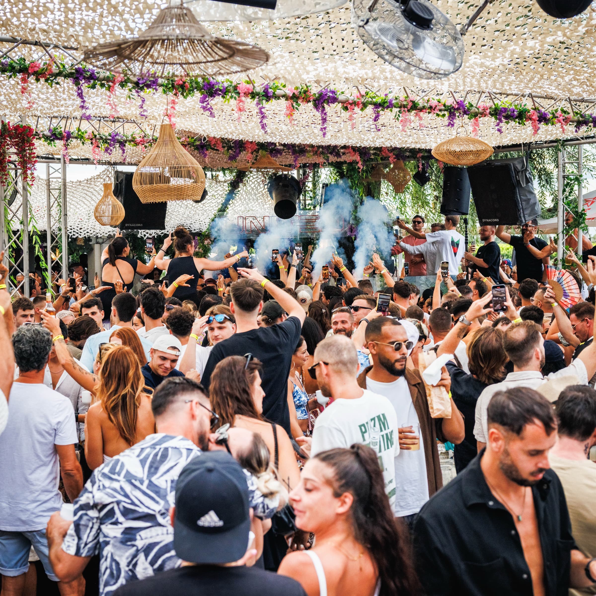 United by La Paillote — foule et piscine illuminée, soirée DJ en Camargue