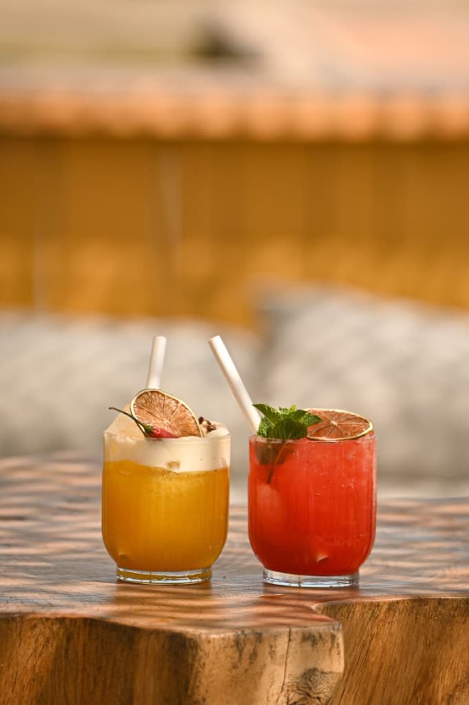 Bar de La Paillote Paradise, cocktails en bord de piscine en Camargue