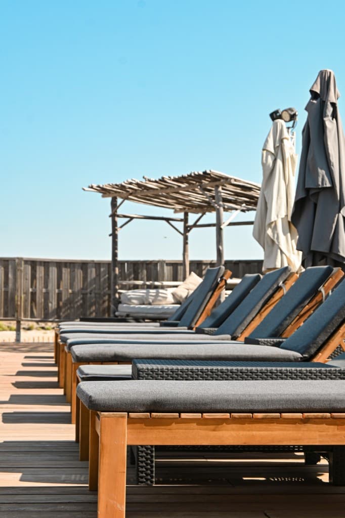 Transats et parasols au bord de la piscine privée — Paillote Paradise