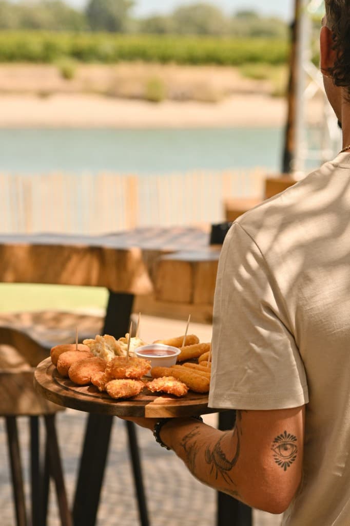 Terrasse et piscine du bar à tapas La Paillote Paradise — Domaine du Petit Chaumont